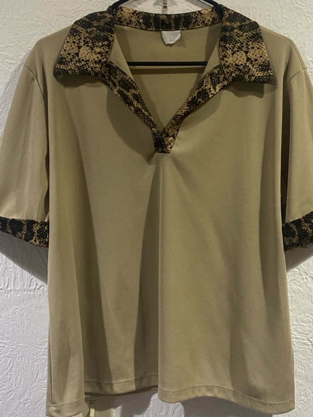 Vintage women’s short-sleeve blouse from the label Bella Moda. *RARE*